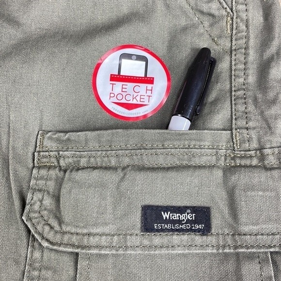 Wrangler Five Star Epic Soft Relaxed Fit Cargo Shorts Size 44 With 10” Inseam - Picture 5 of 10